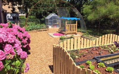 Une maison pour les petits bouts dans un jardin en permaculture.