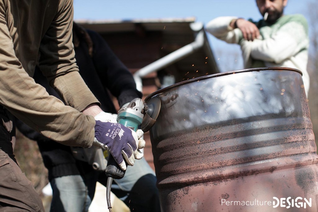 Décapage de l'ancien baril de pétrole