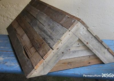 Explications et plans de Pierre Javaudin, expert en apiculture naturelle, pour la fabrication d’une ruche horizontale en palettes et matériaux de récupération, recyclés.