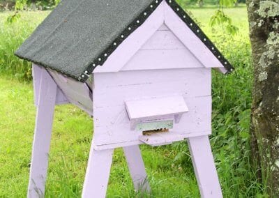 Explications et plans de Pierre Javaudin, expert en apiculture naturelle, pour la fabrication d’une ruche horizontale en palettes et matériaux de récupération, recyclés.