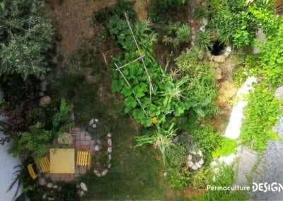 Grâce à la formation « Invitez la permaculture dans votre jardin », Myriam et Déborah ont transformé un parking en jardin potager résilient.