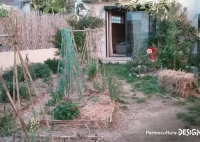 Grâce à la formation « Invitez la permaculture dans votre jardin », Myriam et Déborah ont transformé un parking en jardin potager résilient.