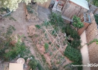 Grâce à la formation « Invitez la permaculture dans votre jardin », Myriam et Déborah ont transformé un parking en jardin potager résilient.