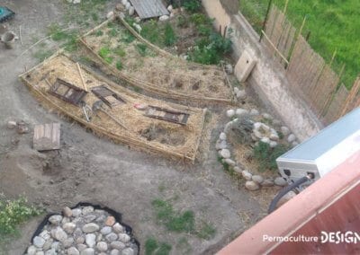 Grâce à la formation « Invitez la permaculture dans votre jardin », Myriam et Déborah ont transformé un parking en jardin potager résilient.