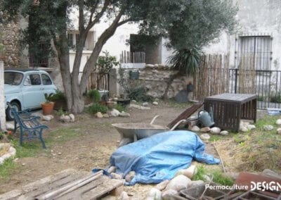 Grâce à la formation « Invitez la permaculture dans votre jardin », Myriam et Déborah ont transformé un parking en jardin potager résilient.