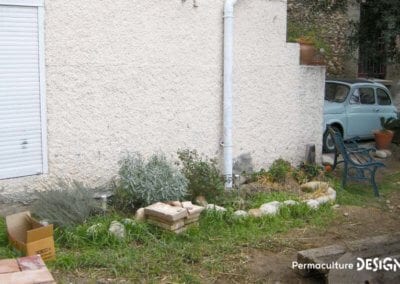 Grâce à la formation « Invitez la permaculture dans votre jardin », Myriam et Déborah ont transformé un parking en jardin potager résilient.