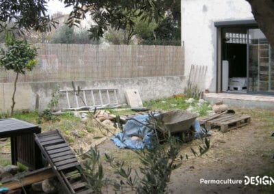 Grâce à la formation « Invitez la permaculture dans votre jardin », Myriam et Déborah ont transformé un parking en jardin potager résilient.