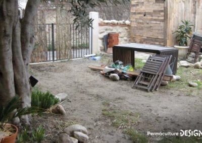 Grâce à la formation « Invitez la permaculture dans votre jardin », Myriam et Déborah ont transformé un parking en jardin potager résilient.