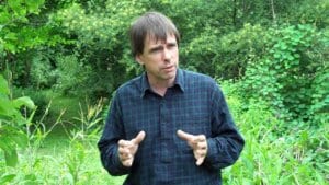 Martin Crawford, spécialiste de l’agroforesterie et la permaculture, donne les clés de la mise en place d’une forêt comestible autonome, résilience et ultra productive dans son livre « La forêt-jardin ».