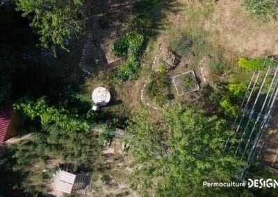 Julie et Ludovic ont réussi à transformer un verger classique en jardin d’abondance grâce au design de permaculture.