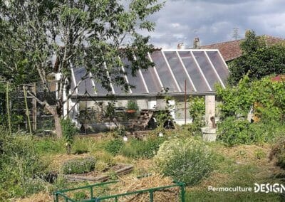 Julie et Ludovic ont réussi à transformer un verger classique en jardin d’abondance grâce au design de permaculture.