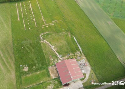 ​​Lauriane et Charles Durant, gérants de la Ferme du Vieux Poirier en Alsace depuis 2012, nous expliquent comment et pourquoi ils ont transformé leur micro-ferme grâce à la permaculture.