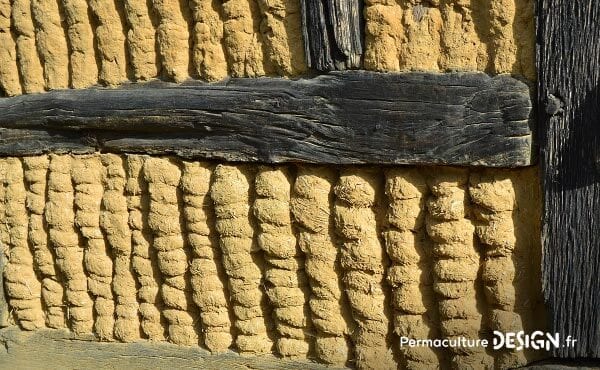 Il existe diverses techniques de construction en terre crue très utiles en permaculture pour la création de bâtiments naturels.