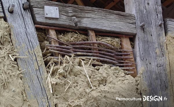 Il existe diverses techniques de construction en terre crue très utiles en permaculture pour la création de bâtiments naturels.