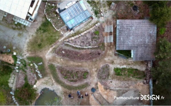 Romain observe et expérimente la permaculture dans son jardin: potager, buttes, terrasses, mares, arbres fruitiers, poules, serre souterraine, tout est réuni pour avoir de belles récoltes.