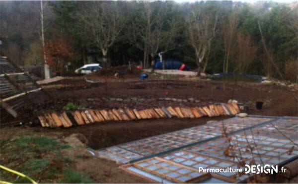 Romain observe et expérimente la permaculture dans son jardin: potager, buttes, terrasses, mares, arbres fruitiers, poules, serre souterraine, tout est réuni pour avoir de belles récoltes.