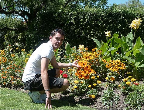 Portrait de Aymeric Lazarin auteur du livre Mon potager de vivaces paru aux Éditions Terre vivante.